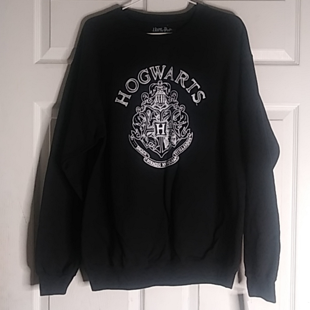 New HARRY PORTER HOGWARTS SWEATER Size Medium